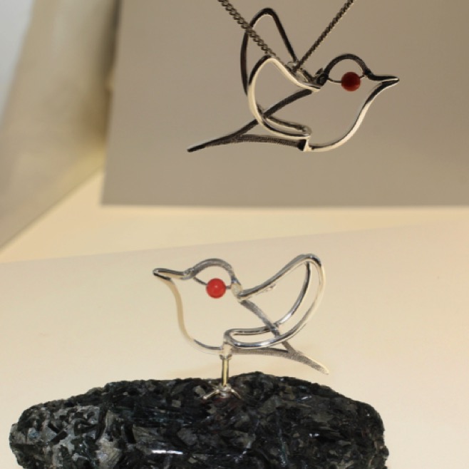 20-07 : 'vogelvrij' - hanger / object
zilver, goud en bloedkoraal op gesteente